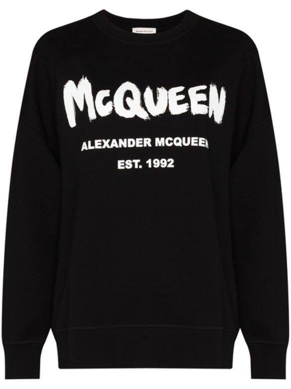 Rock味甚濃的Alexander McQueen黑色衛衣，中性又型格的暗鴨魅力。Alexander McQueen 黑色衛衣 $13,170 available