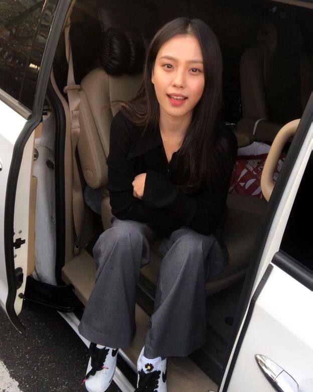 黑色上衣配灰色西裝褲簡約率性,但造型重點其實在鞋子,穿上Nike和G-Dragon 黑色上衣配灰色西裝褲簡約率性,但造型重點其實在鞋子,穿上Nike和G-Dragon