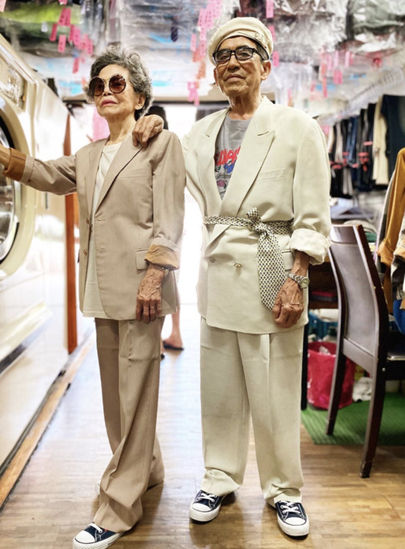 老夫婦是如何活化舊衣？就如他們這身西裝配converse型格又帶點休閒的時尚