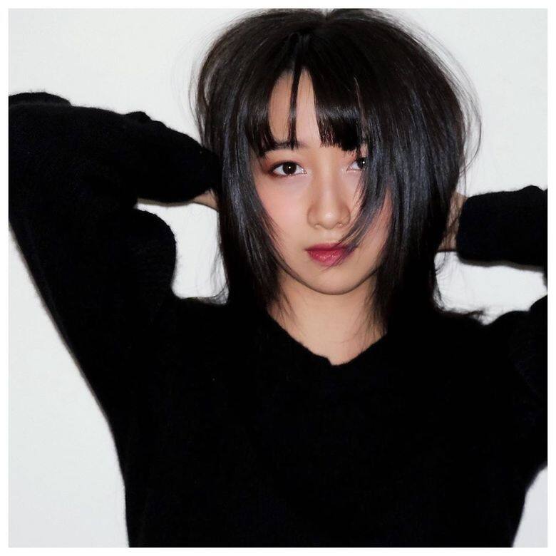 兩姊妹都十分形象百變,一頭柔順的黑長髮是心美的標誌,化了大人感妝 兩姊妹都十分形象百變,一頭柔順的黑長髮是心美的標誌,化了大人感妝