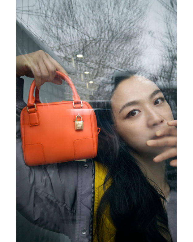 湯唯最近更以中國女演員的成身成為Loewe Pre Fall 22系到的廣告面孔之一,相 湯唯最近更以中國女演員的成身成為Loewe Pre Fall 22系到的廣告面孔之一,相