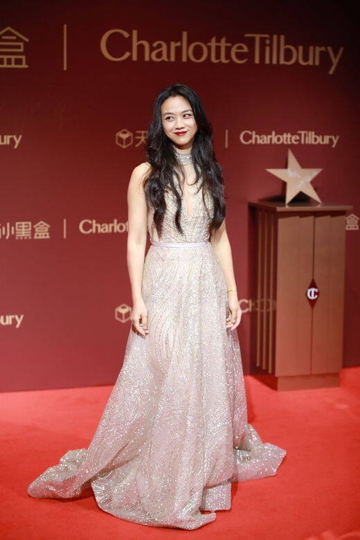 去年湯唯於上海出席美妝品牌活動時,穿上銀色閃閃深V長裙,配上大紅 去年湯唯於上海出席美妝品牌活動時,穿上銀色閃閃深V長裙,配上大紅