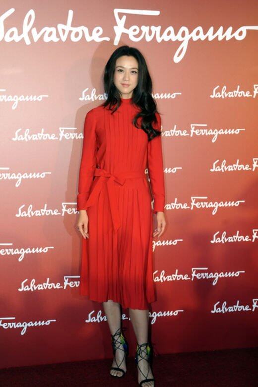 湯唯在出席Salvatore Ferragamo在上海的活動時，穿上品牌的紅色長袖連身裙，貫徹其優