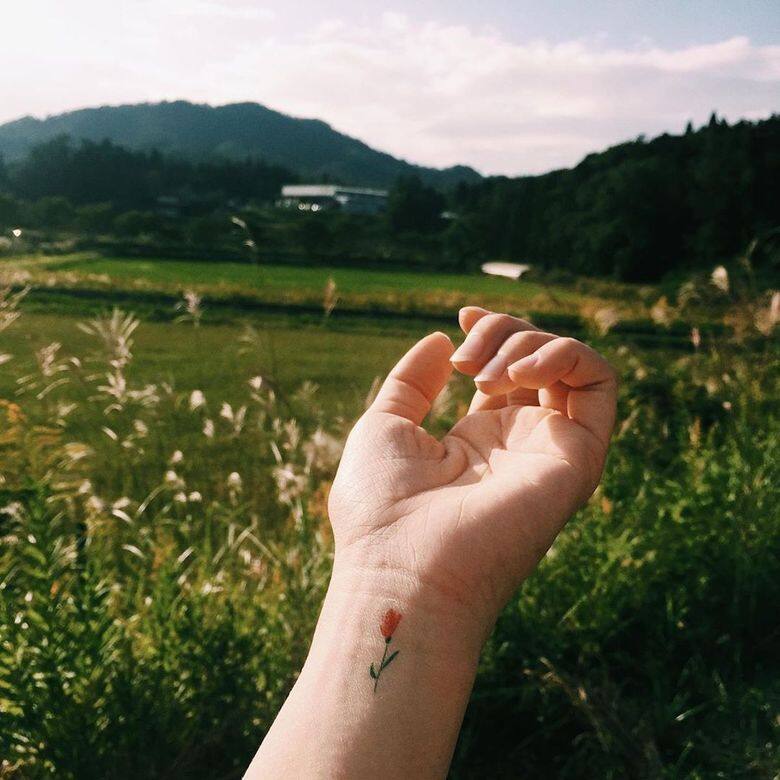 將小花小草圖案印在手腕上,圖案雖小,但低調中有詩意。IG網購:_pacho_._ 將小花小草圖案印在手腕上,圖案雖小,但低調中有詩意。IG網購:_pacho_._