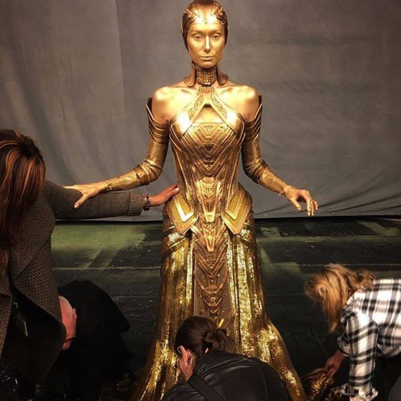 Elizabeth Debicki又在超級英雄電影《Guardians of the Galaxy Vol. 2》(銀河守護隊2)中,飾演大祭司Ayesha,由 Elizabeth Debicki又在超級英雄電影《Guardians of the Galaxy Vol. 2》(銀河守護隊2)中,飾演大祭司Ayesha,由