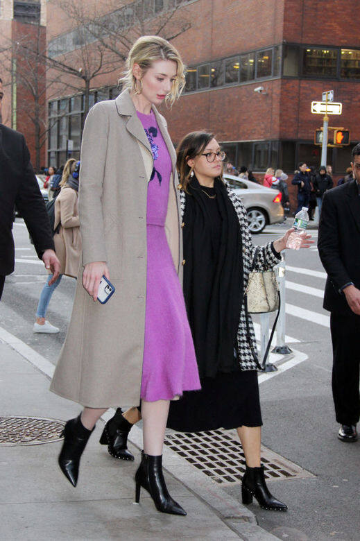 當身邊有其他人作對比時,就可看出身高190cm、十頭身的Elizabeth Debicki有多高! 當身邊有其他人作對比時,就可看出身高190cm、十頭身的Elizabeth Debicki有多高!