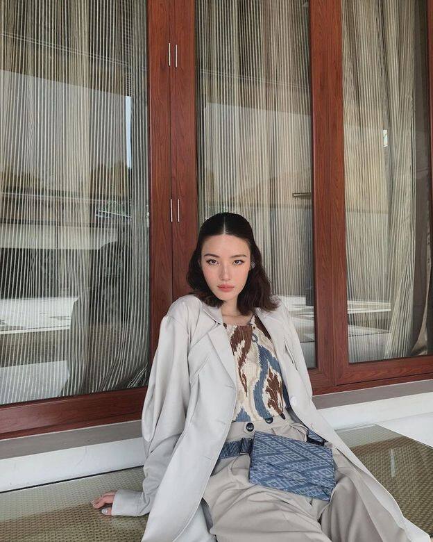 如果你身材夠高,其實不用怕一件trench coat太長。穿搭方法可以Linn作借鏡,把彩 如果你身材夠高,其實不用怕一件trench coat太長。穿搭方法可以Linn作借鏡,把彩