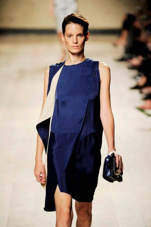 前任Celine創意總監Phoebe Philo於2008年開始接手法國老牌fashion house並進行全新改革,直 前任Celine創意總監Phoebe Philo於2008年開始接手法國老牌fashion house並進行全新改革,直