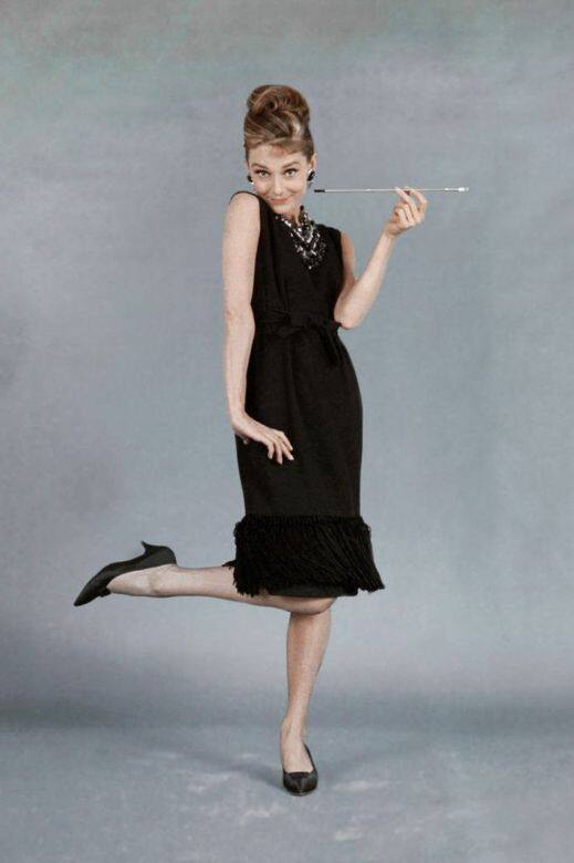 作為Givenchy的代言人，Audrey Hepburn最廣為人知的造型必定是《珠光寶氣》中的小黑裙