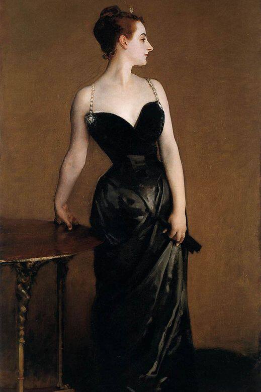 小黑裙並不是一直流行。在1900年之前，黑色總被聯想到死亡