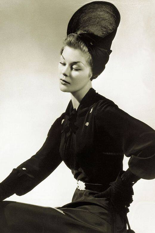作為Coco Chanel的時尚對手之一，Elsa Schiaparelli也設計過一系列的黑裙