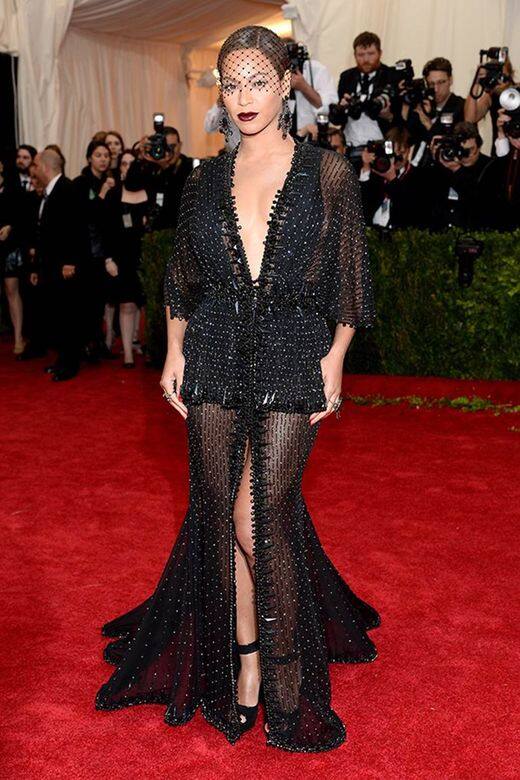 Beyonce出席2014 Met Gala穿上這條V領的Givenchy黑色晚禮服，看起來神秘莫測又魅惑