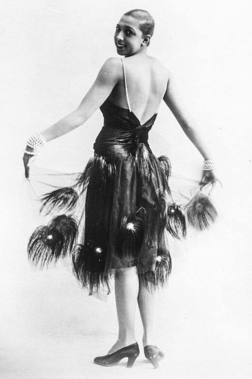 Josephine Baker在其事業中穿過多款黑裙造型，包括這條孔雀毛點綴的小黑裙。