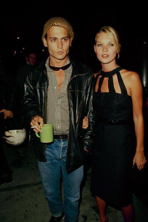 名模Kate Moss當年與前男友Johnny Depp約會時也穿著帥氣的背心小黑裙。