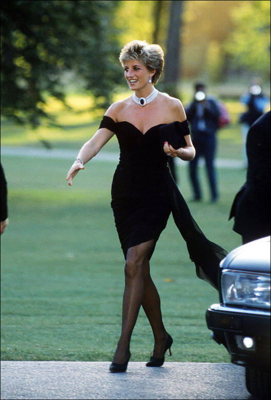 1994年戴安娜王妃亮相公開活動時穿上小黑裙配珍珠chocker，高貴亦時尚。