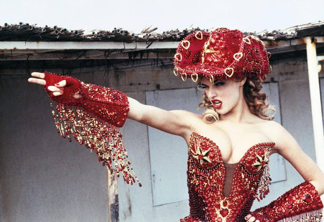 Thierry Mugler另一經典:1992年春夏的Cowboy系列。(攝:Ellen Von Unwerth) Thierry Mugler另一經典:1992年春夏的Cowboy系列。(攝:Ellen Von Unwerth)