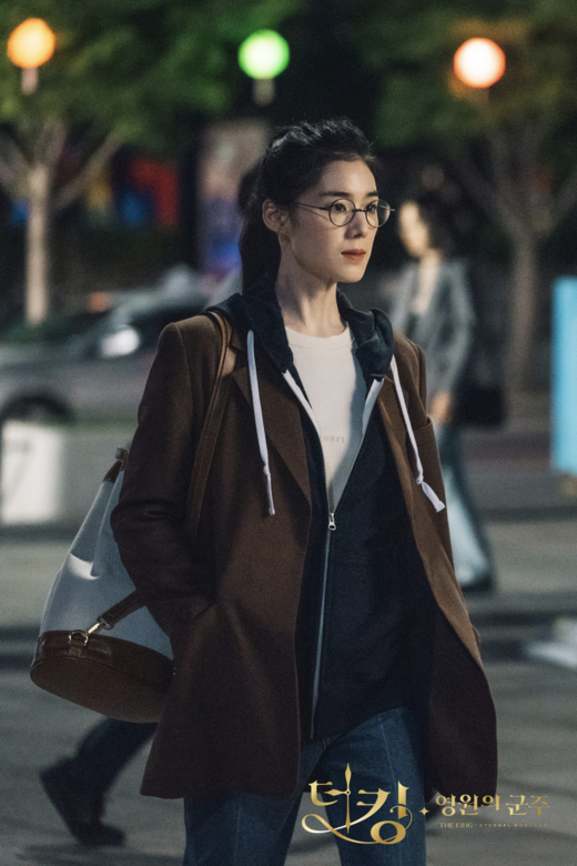 一人分飾兩角的鄭恩彩在大韓民國飾演平凡女生,穿上T恤牛仔褲,配搭 一人分飾兩角的鄭恩彩在大韓民國飾演平凡女生,穿上T恤牛仔褲,配搭