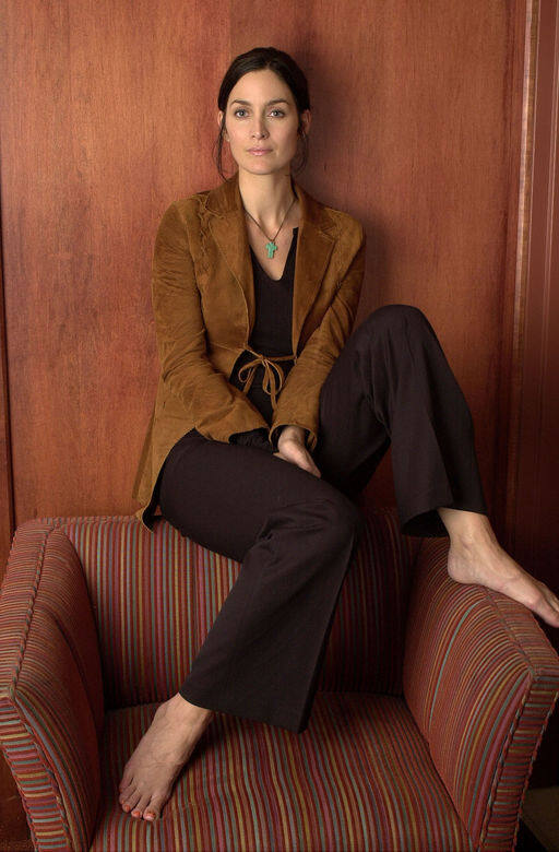 Carrie-Anne Moss雖然已經年過半百,更是一對子女的母親,但依然保養得宜,風采依 Carrie-Anne Moss雖然已經年過半百,更是一對子女的母親,但依然保養得宜,風采依