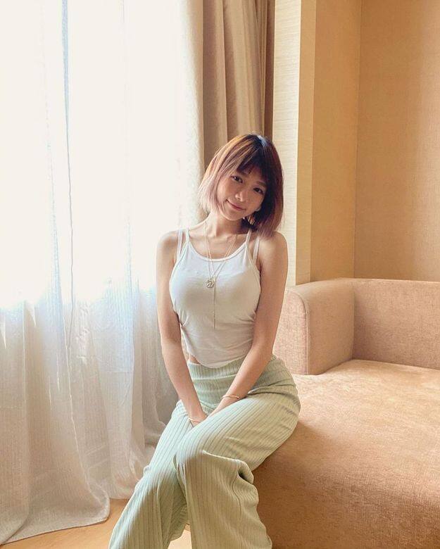 常穿吊帶背心、低胸衣服,衣服剪裁多展現出女性婀娜多姿的一面,她們毫 常穿吊帶背心、低胸衣服,衣服剪裁多展現出女性婀娜多姿的一面,她們毫