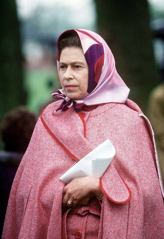 眾所周知，英女王穿的彩虹裝一般會配上同色系的帽子，頭巾與衣服的顏