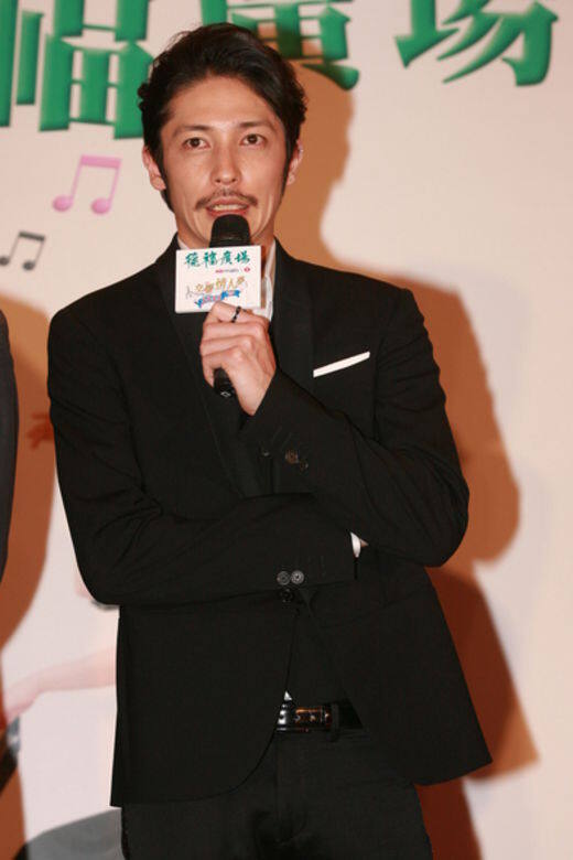 玉木宏的黑西裝造型許多時會邀請白色加入,例如圖中他的穿搭就以白 玉木宏的黑西裝造型許多時會邀請白色加入,例如圖中他的穿搭就以白