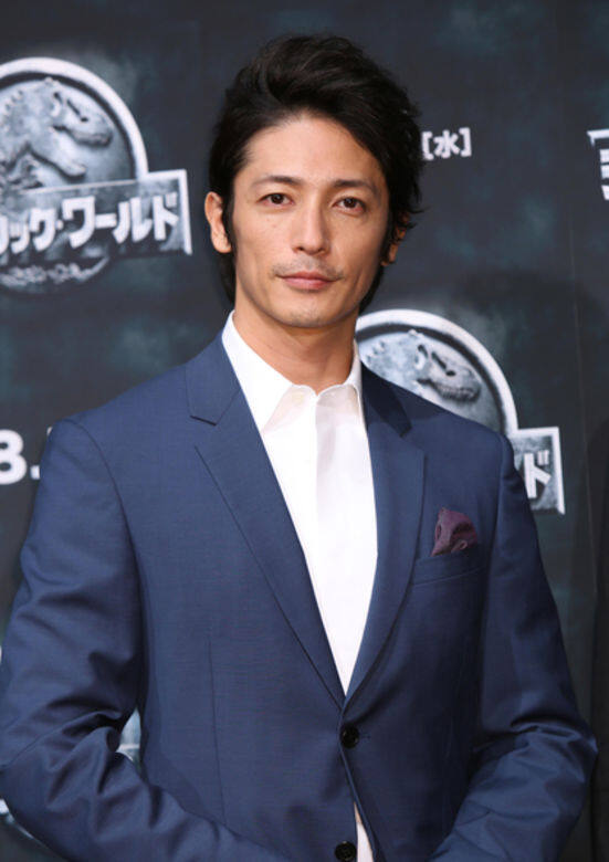 不過玉木宏私下的西裝look也不一定總是黑色,玉木宏會以藍色西裝配白 不過玉木宏私下的西裝look也不一定總是黑色,玉木宏會以藍色西裝配白