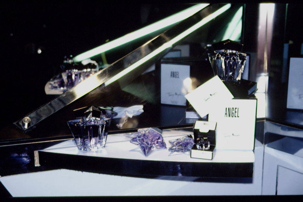 2002年,因成衣系列生意不景氣,Thierry Mugler將品牌出售並轉型,但他仍然為其品牌 2002年,因成衣系列生意不景氣,Thierry Mugler將品牌出售並轉型,但他仍然為其品牌