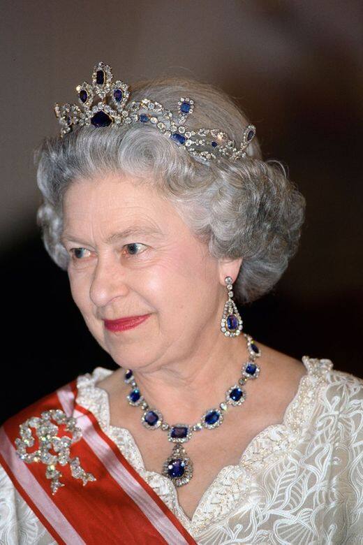 藍寶石對於英國王室有著特殊意義。這套耀眼的藍寶石頸鏈及耳環是英