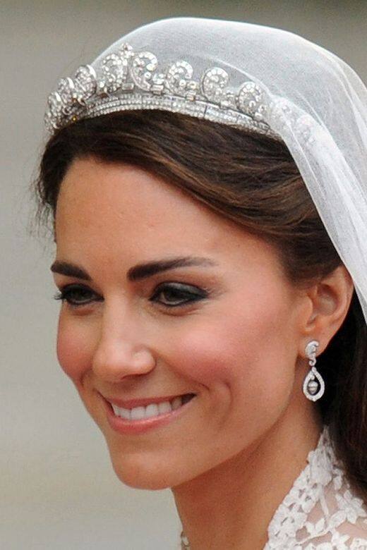 凱特在大婚當日所配戴的鑽石王冠名為The Cartier Halo Scroll Tiara,本來是國王佐治六 凱特在大婚當日所配戴的鑽石王冠名為The Cartier Halo Scroll Tiara,本來是國王佐治六