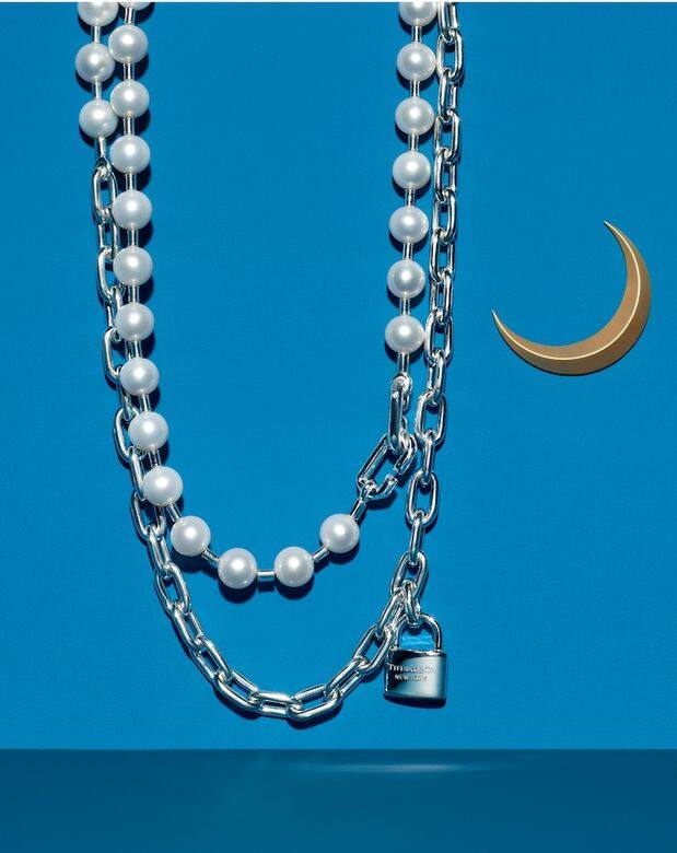 Tiffany HardWear系列以現代風格重新詮釋1971年設計經典,而Tiffany HardWear Pearl珍珠系列則以純 Tiffany HardWear系列以現代風格重新詮釋1971年設計經典,而Tiffany HardWear Pearl珍珠系列則以純