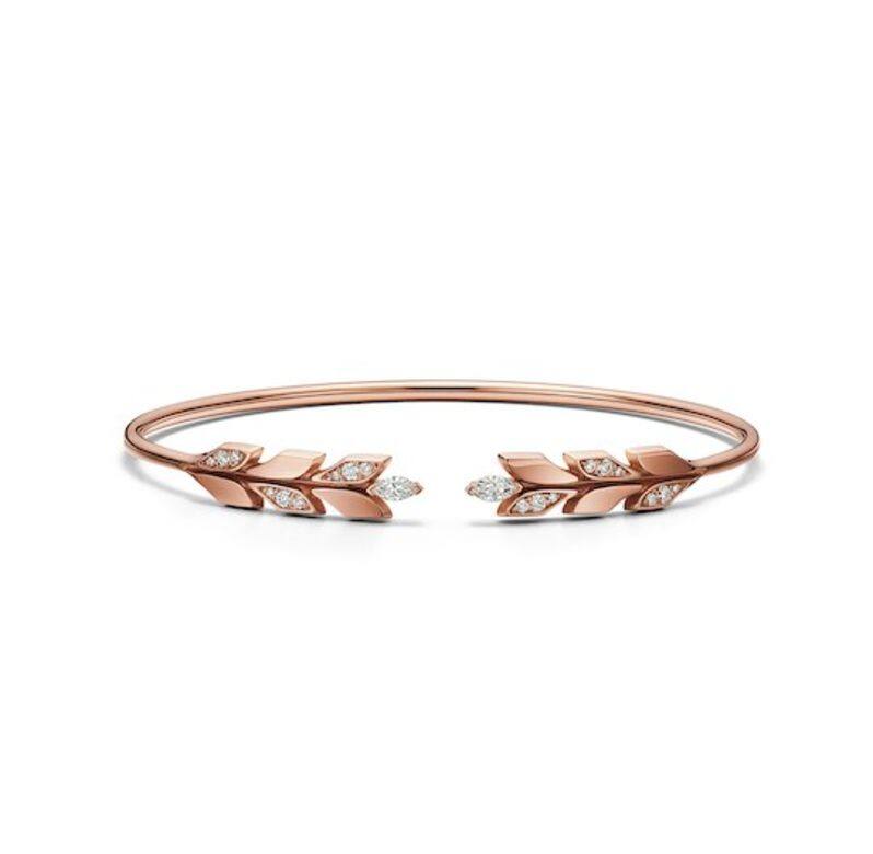 Tiffany Victoria® Vine玫瑰金及鑽石手鐲HK$39,100 Tiffany Victoria® Vine玫瑰金及鑽石手鐲HK$39,100