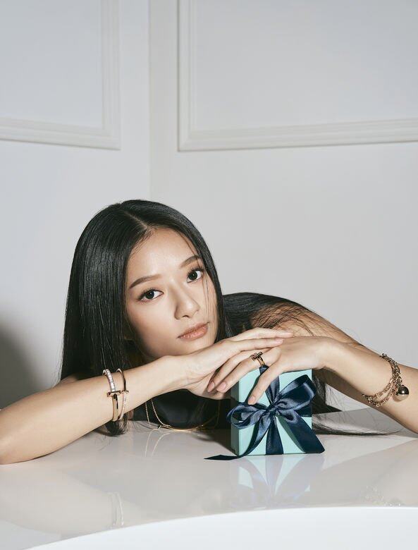 《試當真》的Kayan吳家忻以Tiffany HardWear系列配襯她的節日造型,代表叛逆及優雅的珠 《試當真》的Kayan吳家忻以Tiffany HardWear系列配襯她的節日造型,代表叛逆及優雅的珠