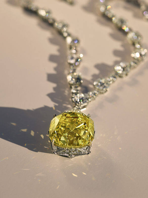 Beyoncé在廣告中佩戴的Tiffany Diamond黃鑽項鏈亦大有來頭，這顆重達128.54卡的傳奇鑽