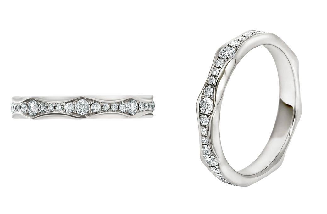 鉑金婚戒飾以全密鑲鑽石，波浪線條簡約而雋永，因而得名「Infinito」。作為求婚戒