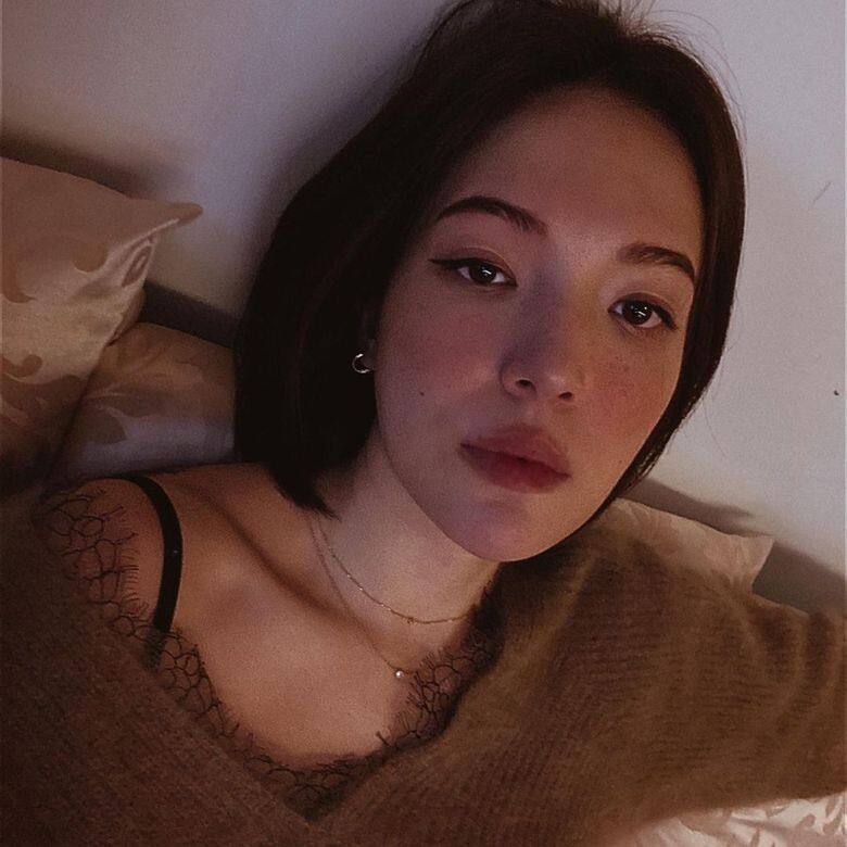許瑋甯的私下造型有時候走性感路線,例如簡單一件露膊毛衣,內面的蕾 許瑋甯的私下造型有時候走性感路線,例如簡單一件露膊毛衣,內面的蕾