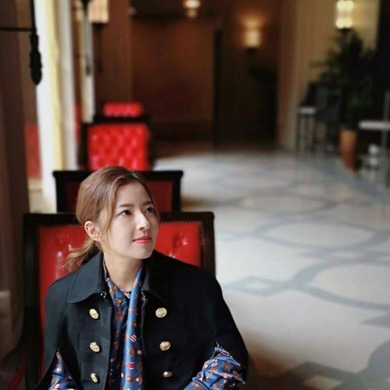 原來球場外的Tiffany同樣注重服裝造型,她一身絲質圖案襯衫配黑色斗篷外 原來球場外的Tiffany同樣注重服裝造型,她一身絲質圖案襯衫配黑色斗篷外
