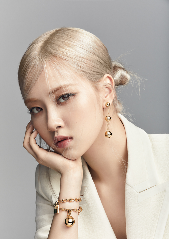 你在甚麼時候收到人生中的第一件Tiffany珠寶?Rosè:記憶中那是一對呈經典Tiffany 你在甚麼時候收到人生中的第一件Tiffany珠寶?Rosè:記憶中那是一對呈經典Tiffany