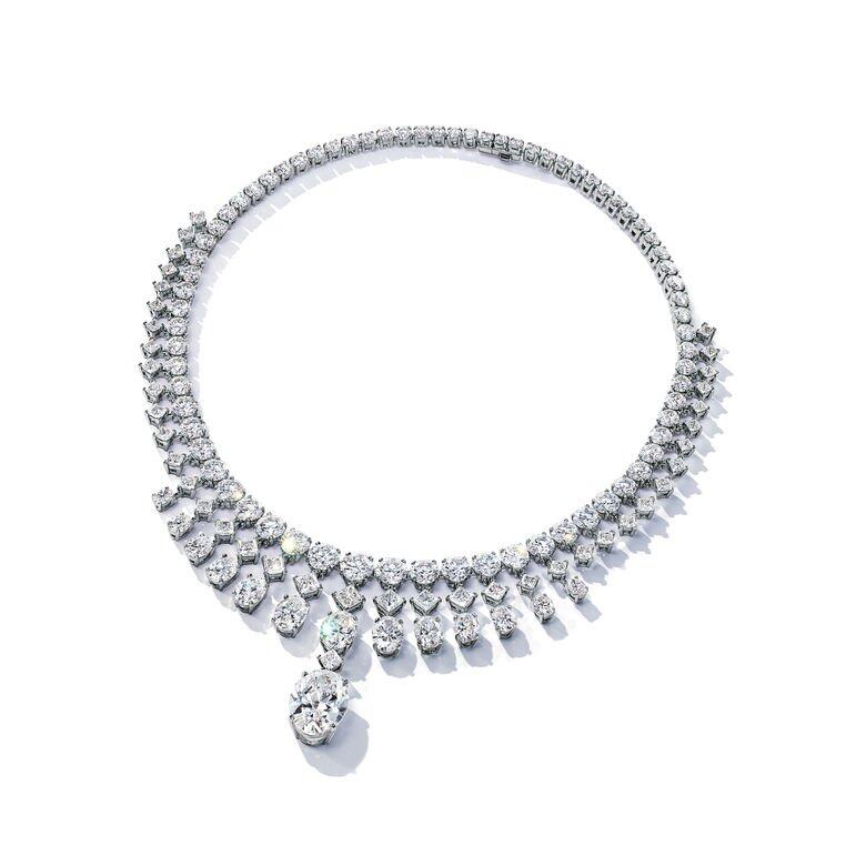 大部分Tiffany鑽石會在美國的Tiffany工坊進行鑲嵌。鑽石鑲嵌師將每顆獨一無二 大部分Tiffany鑽石會在美國的Tiffany工坊進行鑲嵌。鑽石鑲嵌師將每顆獨一無二