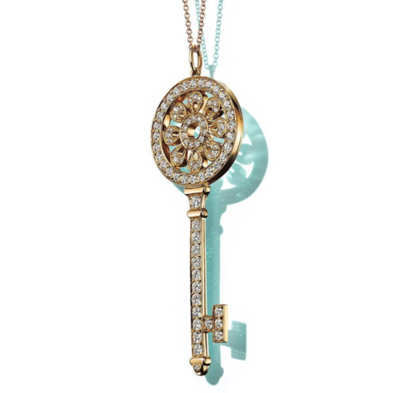 鑰匙造型在珠寶飾品界也是經典不老的元素，獎牌形狀的鑰匙預示著對