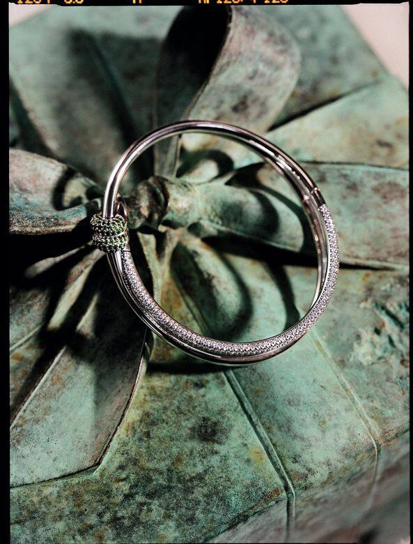 Tiffany & Co.全新Tiffany Knot系列推出限定Tiffany x Arsham Studio Knot手鐲,以18K白金塑造而成,鑲嵌 Tiffany & Co.全新Tiffany Knot系列推出限定Tiffany x Arsham Studio Knot手鐲,以18K白金塑造而成,鑲嵌