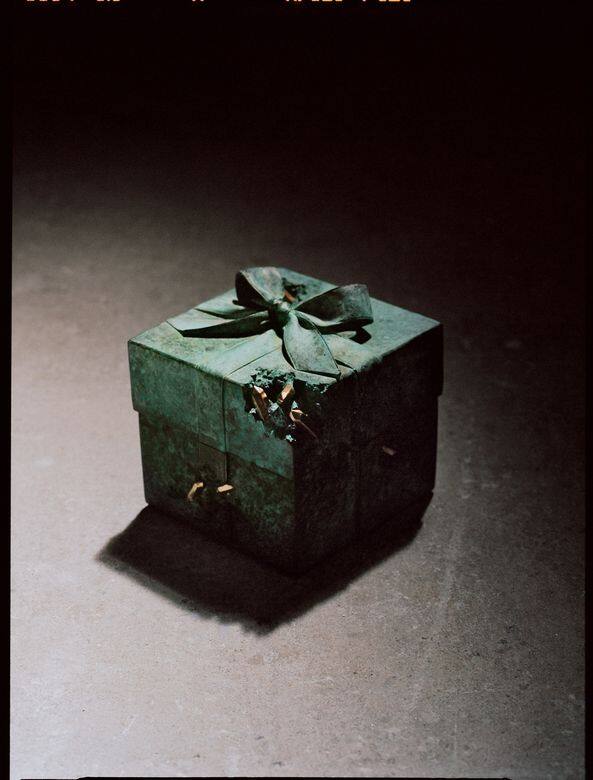 除了首飾,Daniel Arsham還重新演繹品牌標誌性的Blue Box。《 The Bronze Eroded Tiffany Blue Box® 》 是Arsham的「 Future Archeological 除了首飾,Daniel Arsham還重新演繹品牌標誌性的Blue Box。《 The Bronze Eroded Tiffany Blue Box® 》 是Arsham的「 Future Archeological