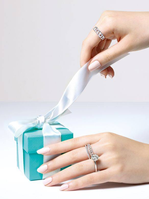 上至下：Tiffany True全新訂婚指環設計和嶄新鑽石切割技術Tiffany T True 18K白金寬