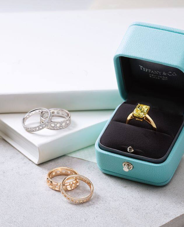 上至下:Tiffany T True 18K白金鑲圓形明亮式鑽石窄版指環$30,100Tiffany T True 18K白 上至下:Tiffany T True 18K白金鑲圓形明亮式鑽石窄版指環$30,100Tiffany T True 18K白