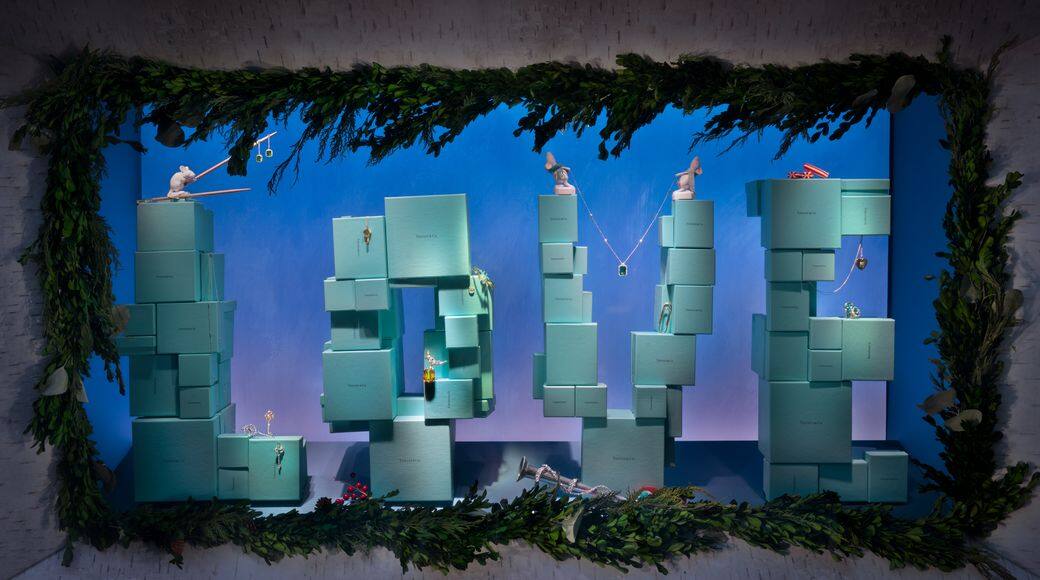 愈近聖誕，四周的櫥窗也換上節日設計，Tiffany & Co.亦一樣，以多個Tiffany藍色盒子所