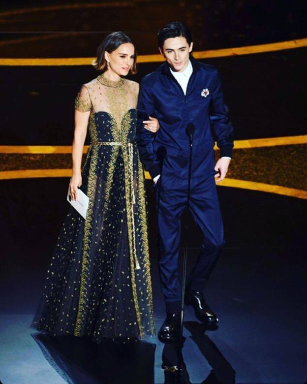 Timothée Chalamet以一身Prada深藍色色丁套裝與Natalie Portman一同擔任奧斯卡頒獎禮頒獎嘉