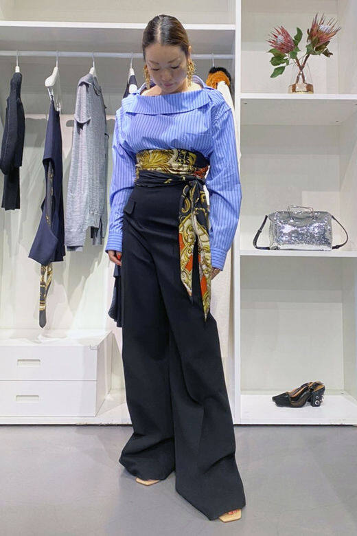 編輯Saho身高158cm;尺碼:恤衫S、連身褲XS這條褲子綴有一條奢華的複古圍 編輯Saho身高158cm;尺碼:恤衫S、連身褲XS這條褲子綴有一條奢華的複古圍
