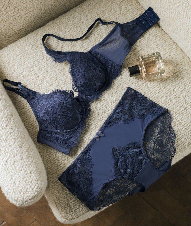 Triumph「Natural Elegance」暗夜藍內衣的花朵lace和透氣包覆設計,既優雅漂亮,同時極具舒適 Triumph「Natural Elegance」暗夜藍內衣的花朵lace和透氣包覆設計,既優雅漂亮,同時極具舒適