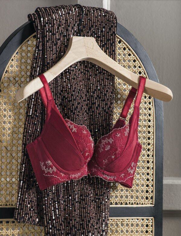Triumph「Natural Elegance」玫瑰粉內衣設計充滿溫柔的女性美。 Triumph「Natural Elegance」玫瑰粉內衣設計充滿溫柔的女性美。