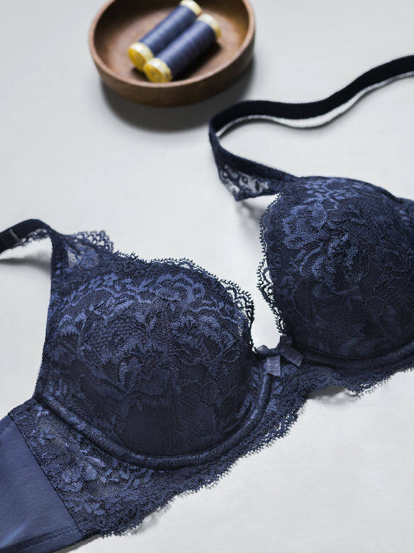 Triumph「Natural Elegance」暗夜藍內衣及內褲。更多系列資訊:https://hk.triumph.com/ Triumph「Natural Elegance」暗夜藍內衣及內褲。更多系列資訊:https://hk.triumph.com/