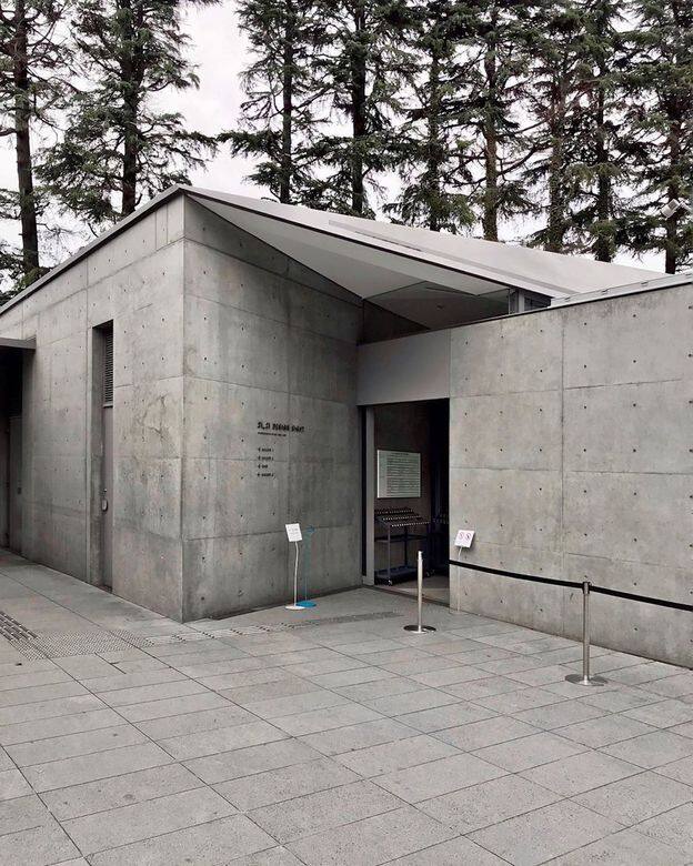 由日本知名建築師安藤忠雄及設計師三宅一生所設計，安藤忠雄的建築